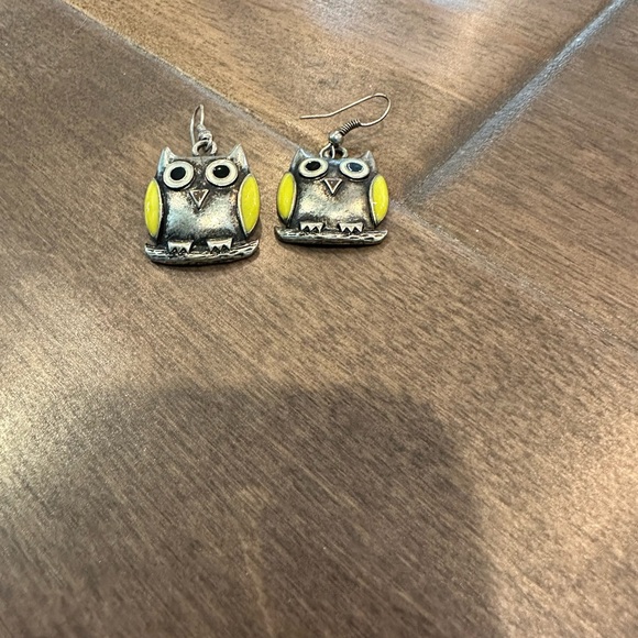 Owl earrings- silver color and yellow detail - Picture 4 of 4